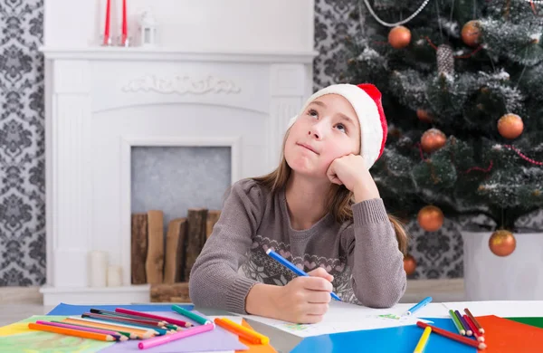 Menina bonita escrevendo carta para o Papai Noel, esperar pelo Natal — Fotografia de Stock