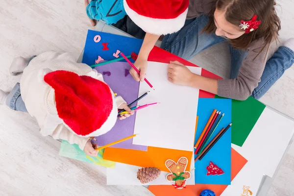 Дети пишут письмо Санте, ждут Рождества, вид сверху — стоковое фото