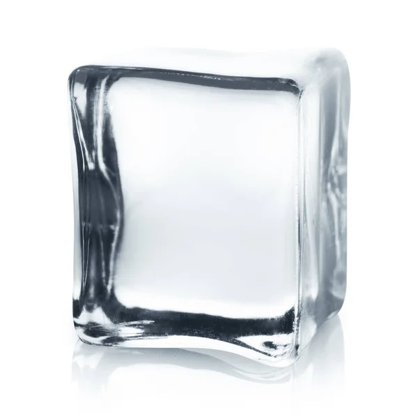 Прозрачный кубик льда с отражением на белом изолированном фоне — стоковое фото