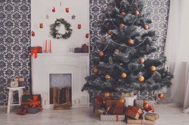 Noel ağacı modern iç mekan, tatil kavramı içinde dekore edilmiştir.
