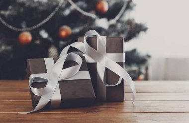 Noel hediyeleri dekore edilmiş ağaç arka planda, tatil kavramı