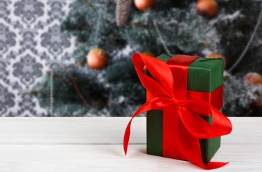 Noel hediyesi dekore edilmiş ağaç arka planda, tatil kavramı