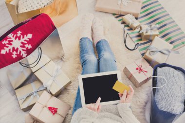 Kadın alışveriş online kredi kartıyla, üstten görünüm