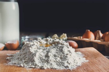 Hamur - yapmak için malzemeler un, süt, yumurta