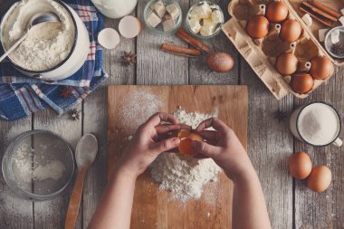 Rustik ahşap zemin üzerine hamur üstten görünüm yapma