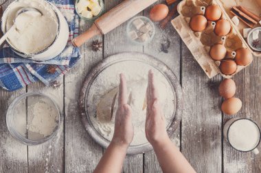 Rustik ahşap arka plan üzerinde yapımı ekmek en iyi görünümü