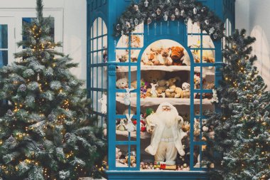 Noel geliyor. Süslü çam ağaçları ve arka plan sunar