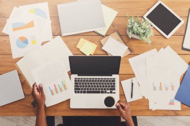 Afrikalı-Amerikalı işadamı iş, Masa üstü görünümü