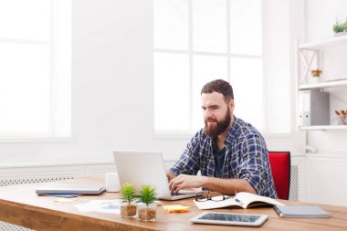 Genç işadamı modern beyaz ofis içinde laptop ile çalışma