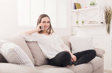 Mobil telefonda konuşurken gülümseyen kadın