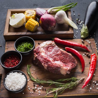 Bir ahşap kutu, closeup malzemeler ahşap masa ve çeşitli baharatlar ile kaburga eti yemek