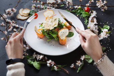 Kadın yemek restoran yemek gri arka plan üzerinde beyaz plaka üzerinde