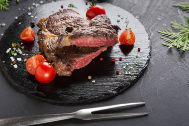 Karanlık plaka, closeup üzerinde nadir kaburga eti