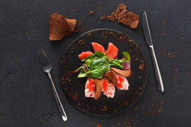 Gurme deniz ürünleri snack üzerinde siyah plaka Üstten Görünüm