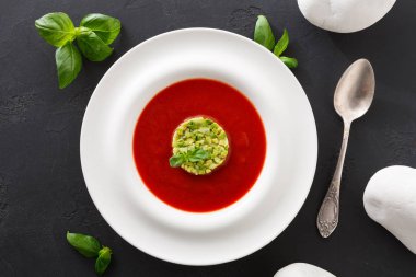Avokado üstten görünüm ile soğuk domates çorbası gaspaço