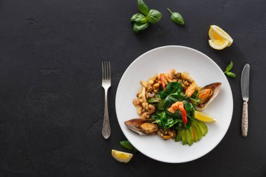 Sıcak salata ızgara deniz ürünleri düz ile yatıyordu