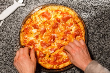 Prosciutto pizza, üstten görünüm ekleme