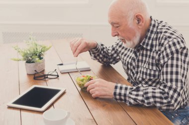 Komuta sizde yemek taze salata yan görünüm