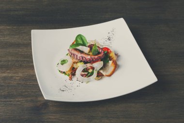 Salata sebze ve ahtapot top ile göster