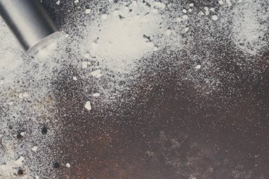 Dağınık tuz ve biber koyu arka plan üzerinde