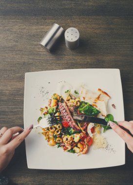 Salata sebze ve ahtapot en iyi manzaralı yemek