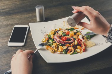 Ahtapot ve sebze pov Tuzlama salatası