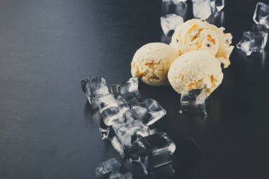 Siyah arka plan üzerine buzlu dondurma kaşık toz