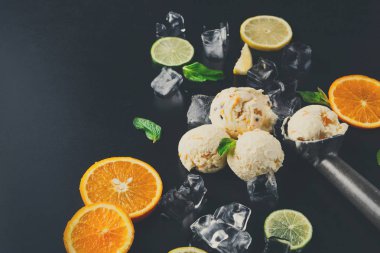 Siyah arka plan üzerine buzlu dondurma kaşık toz