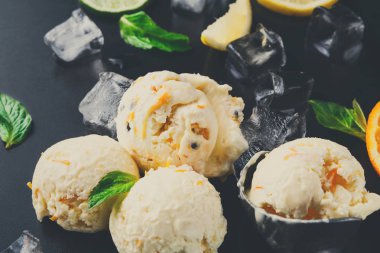 Siyah arka plan üzerine buzlu dondurma kaşık toz