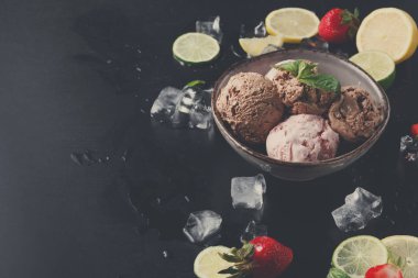 Porsiyon meyve siyah ile dondurma kaşık toz