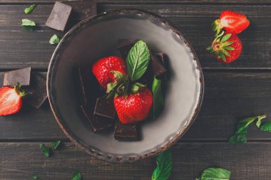 Rustik kase çikolata ile taze çilek