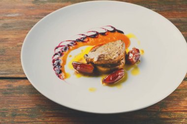 Kavrulmuş kaz ciğeri tarihi meyve ve elma ile