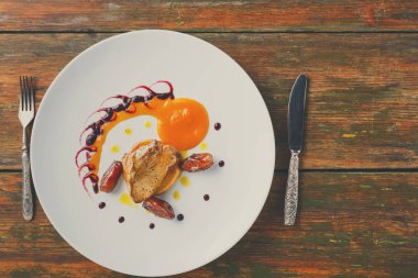 Kavrulmuş kaz ciğeri tarihi meyve ve elma ile