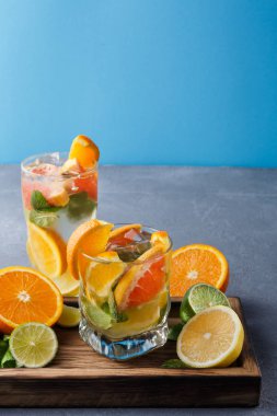 Narenciye içecekler ve meyve renkli yaz arka plan