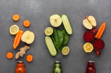 Smoothies gri arka plan üzerinde cam şişelerde malzemelerle Detoks.