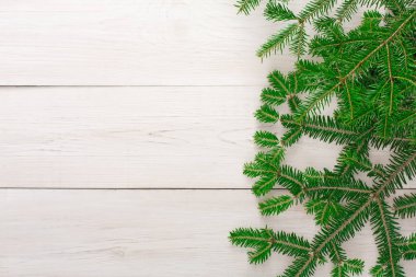 Noel ağacı dalları arka planda