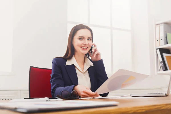 Biznesowe rozmowy, Kobieta konsultacji przez telefon w biurze — Zdjęcie stockowe