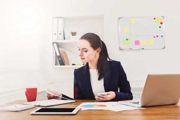 Mulher de negócios ler documento no desktop do escritório — Fotografia de Stock