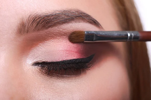 Maquiagem artista aplicar sombra com escova, beleza — Fotografia de Stock