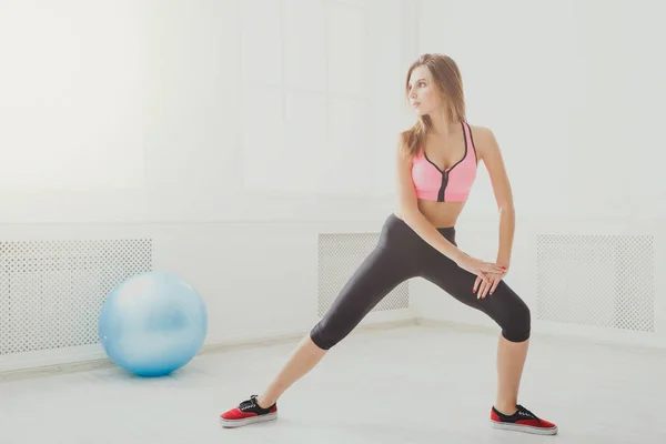 Fitness-Frau beim Stretching-Training in Innenräumen — Stockfoto