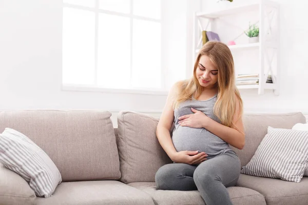 Задумчивая беременная женщина мечтает о ребенке — стоковое фото