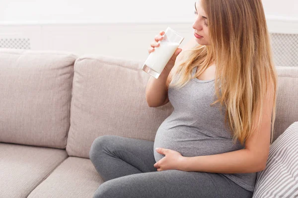 Gravid kvinna dricka glas mjölk — Stockfoto