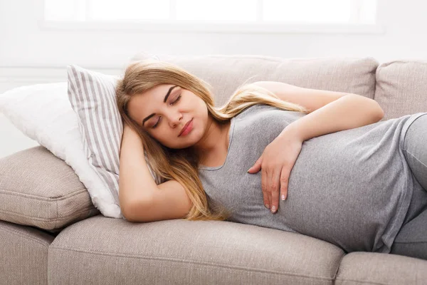 Pensiv gravid kvinna drömmer om barn — Stockfoto