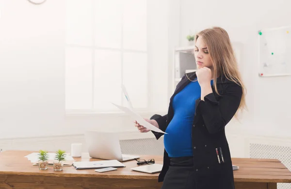 Mujer de negocios embarazada hablando por teléfono en la oficina — Foto de Stock
