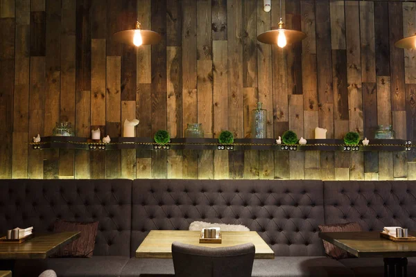 빈티지 나무 로프트 인테리어의 레스토랑 — 스톡 사진