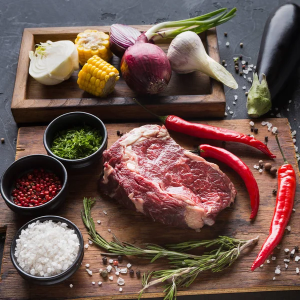 Bir ahşap kutu, closeup malzemeler ahşap masa ve çeşitli baharatlar ile kaburga eti yemek