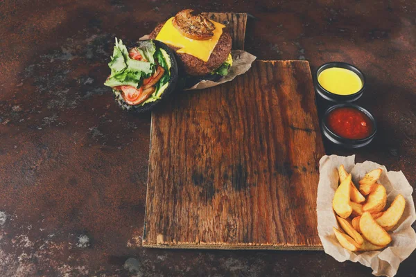 Hamburger menü ahşap tepsi kopya alanı üzerinde götürün