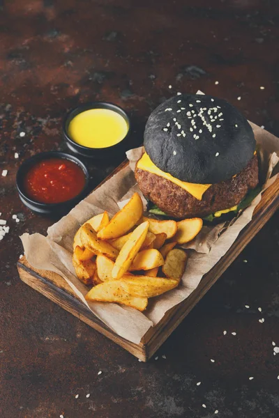 Siyah topuz burger patates dilimleri en iyi Manzaralı