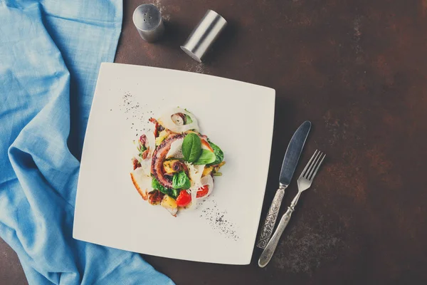 Salade met octopus en groenten top bekijken — Stockfoto