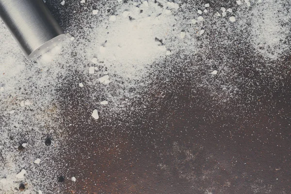 Dağınık tuz ve biber koyu arka plan üzerinde